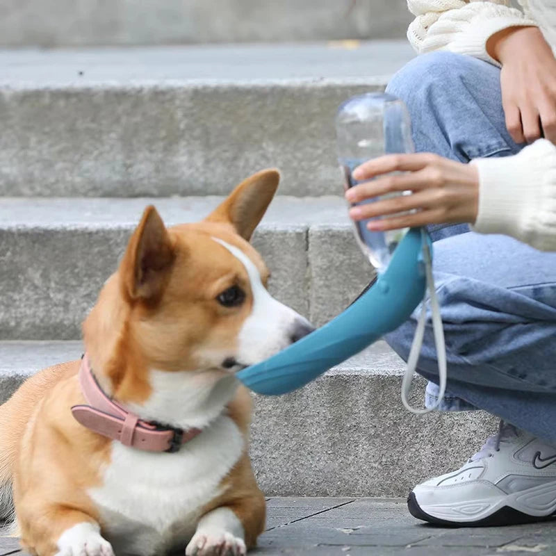 Botella Portátil de Agua para Perros y Gatos – Práctica, Segura y Antiderrame